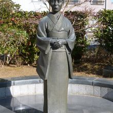 女流俳人、三橋鷹女の像