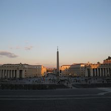 大聖堂から広場を