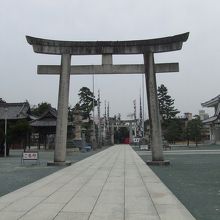 大きな鳥居です。