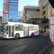 駅前バス停(バス向こうの青い看板下が長野電鉄駅への入り口)