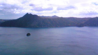 周囲の山々が映り込み美しい