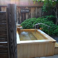 部屋の露天風呂、庭の中にあり開放的