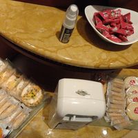 朝食ダイニングの入り口にはお菓子が〜