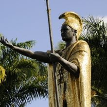 日系移民の町があったカメハメハ通り近くに立つカメハメハ大王像