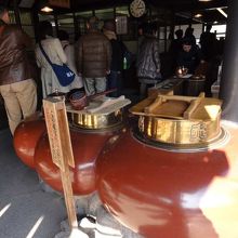 釜で沸かしたお湯でいれるほうじ茶は赤福を引き立てます。