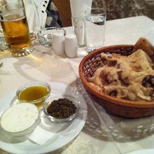 アラブパンとオリーブオイルとチーズ、そしてザアタル