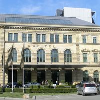 重厚な造りの正面。