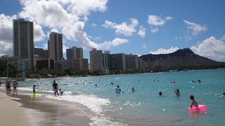 ワイキキビーチ　海と街が隣り合わせで大人も子供も楽しめる