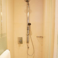 シャワーブースはレインシャワー＋手持ちで勢いも◎