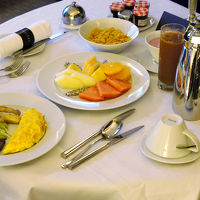 ルームサービスの朝食。パンはフランス並に美味。