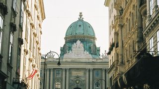 “オーストリア帝国とハプスブルグ家歴史と栄華”の宮殿
