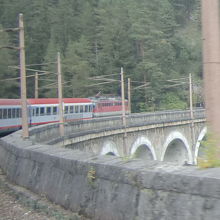 石橋を渡る対向列車