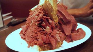 これだから、アメリカ人には絶対たちうちできない。巨大スモークミートサンドイッチ