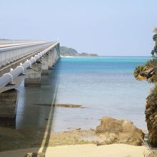 屋我地島側から見た古宇利大橋