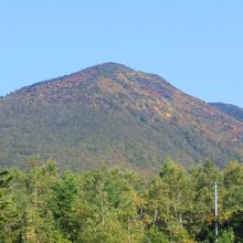山の上のほうが紅葉しています