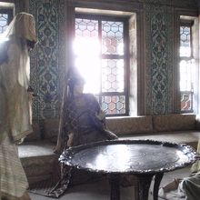 当時の再現（スルタンの母親と寵愛を受けた女性と召使い）