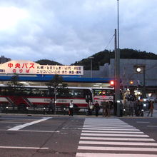 駅前には、いろいろな方面行きのバス乗り場がありました。