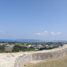 勝連城跡の上から海中道路、平安座島まで見える