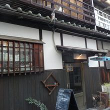 路地裏の古民家を改装したという外観