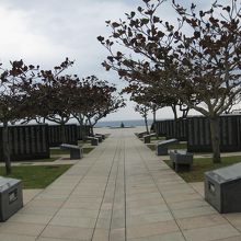 この通路の両側に沖縄戦で亡くなった人全ての名前を刻んだ墓碑が
