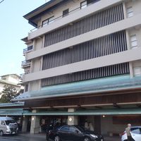 道路沿いの宿なので、バスがあると混雑します