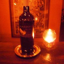 グラスで注文したワインのボトルを前に置いてくれます