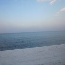 車窓からの海岸線の景色が絶景です。