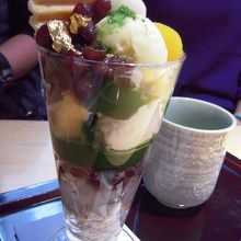 パフェ。盛りだくさんの割りにお安いか・・・