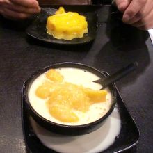 マンゴープリン（向こう側）と楊枝甘露（手前）