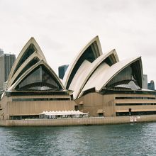 フェリーよりオペラハウス望む。