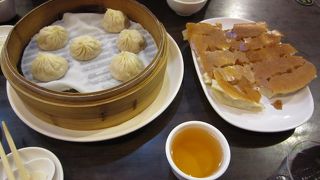 結構人気のお店。羽根つき餃子はぜひ！