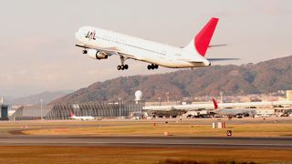 伊丹空港のすぐそば、迫力ある航空機の離着陸を間近で見ることが出来る公園です