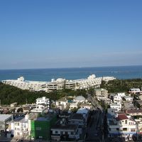 部屋からは正面にムーンビーチホテルが見える