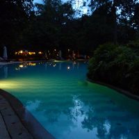 ライトアップされたプール