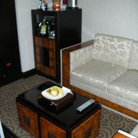 左手の家具内に冷蔵庫が入ってます。