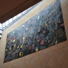 館内にあるミロのモザイク壁画