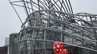 現代アートの展覧会が行われ、地下に展示室がある美術館