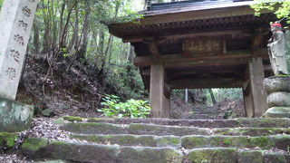 山道を登って辿り着くあじさいと琵琶で有名なお寺