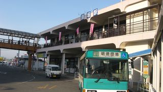 長野電鉄の拠点駅。車庫には懐かしの名車が並びます。