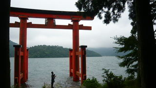 箱根湖畔の神社