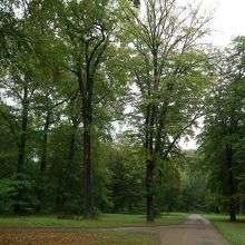 宮殿の広大な緑地（ゆっくりと散策しました）