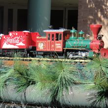 アトランタ発祥のコカコーラのミニ電車が園内に飾られていました