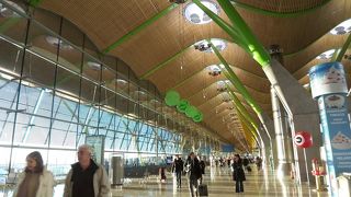 ターミナル4は巨大、移動時間要注意