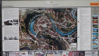 カラフルで川に囲まれた町・・・