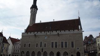 旧市庁舎前にはにぎやかな広場に