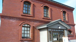 小さなレンガ造りの建物