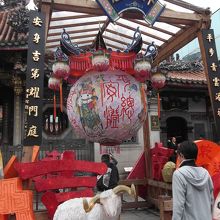 この下でも祈ってます。