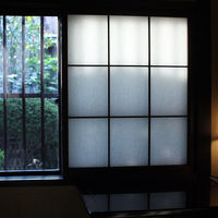 奥の部屋の窓から見える庭