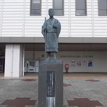 スラッと建っている芭蕉さん