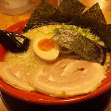 オーダーした赤とんこつしょうゆラーメン